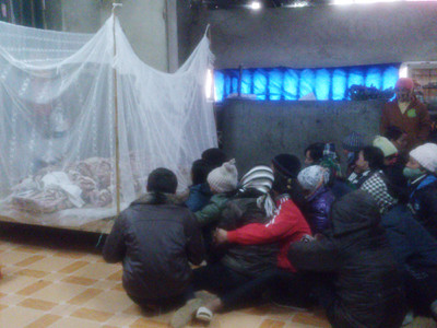 Người thân trong gia đình đau xót, khóc thương trước cái chết oan uổng của anh Hòa. Ảnh: T.N