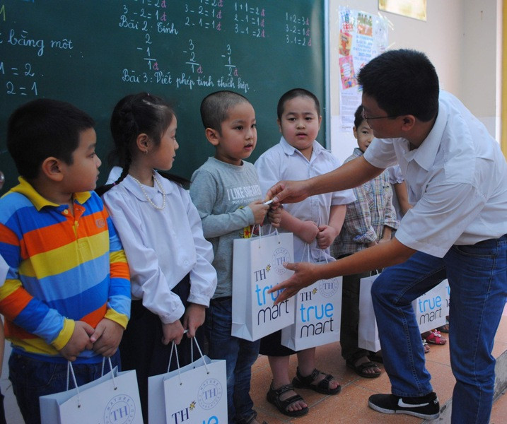 Tặng sữa cho các em học sinh Trường Tiểu học Chương Dương, Hoàn Kiếm, Hà Nội