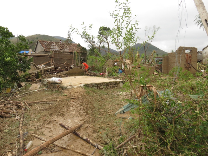 Cả hai ngôi nhà bị sập, bà Thuận cùng con trai và cháu gái đang hết sức nguy kịch ở bệnh viện