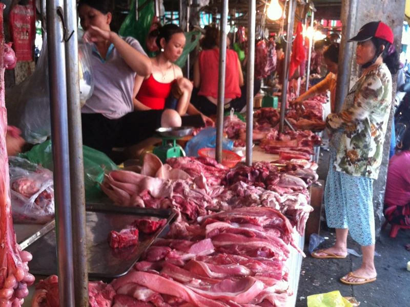 Gần 20 sạp lợn ở chợ Tân Mỹ sáng qua chỉ lèo tèo vài người mua Ảnh: L.N