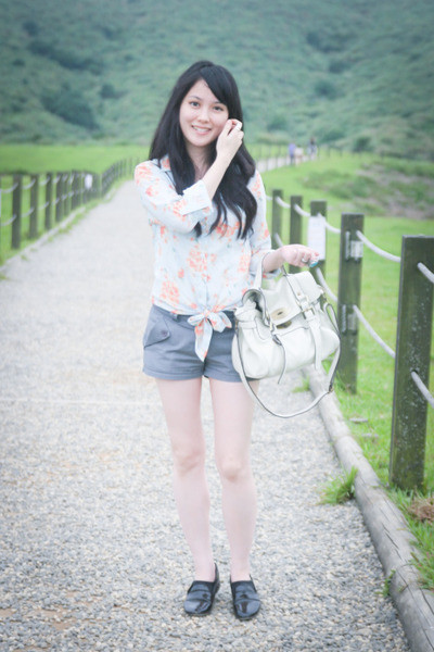 Chân váy chữ A, chân váy xếp ly mang đến một vẻ đẹp nữ tính dễ thương. Phần nơ buộc trên cổ áo hay váy là chi tiết thường thấy trong phong cách thời trang của các cô nàng nữ sinh. Blazer là item đại diện cho phong cách nữ sinh Châu Âu. Diện quần short với áo sơ mi trong ngày đi chơi cùng bạn bè.