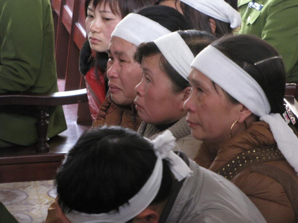 Nhiều người nhà nạn nhân không cầm được nước mắt tại tòa. Ảnh: Tuấn Nguyễn