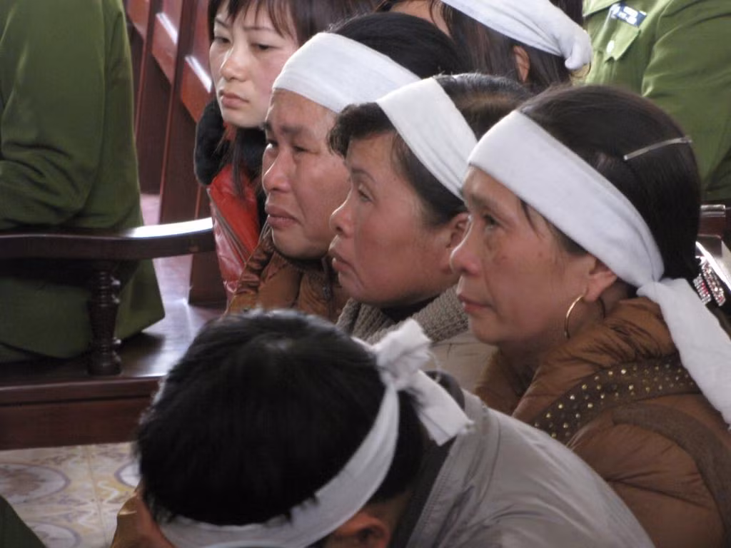 Nhiều người nhà nạn nhân không cầm được nước mắt tại tòa. Ảnh: Tuấn Nguyễn