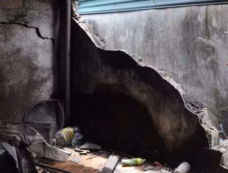 6 nhà dân khác cũng bị hiệu ứng tường đổ, nhà dân nứt