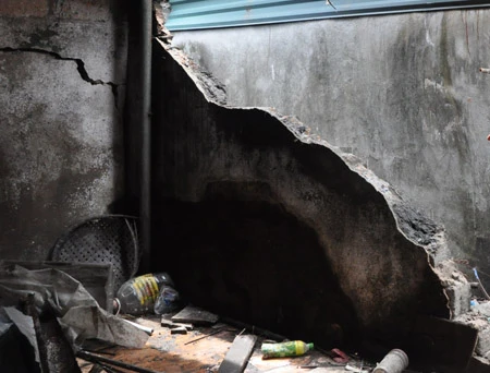 6 nhà dân khác cũng bị hiệu ứng tường đổ, nhà dân nứt