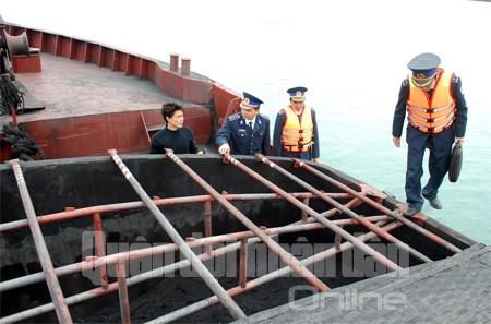 Bắt giữ và xử lý chiếc tàu chở trên 2.000 tấn than trái phép 