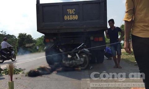 BẢN TIN ATGT: Húc vào đuôi xe tải, 2 người chết thảm ảnh 5