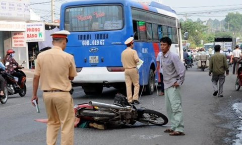 BẢN TIN ATGT: Húc vào đuôi xe tải, 2 người chết thảm ảnh 2