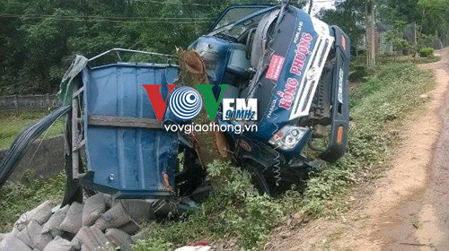 BẢN TIN ATGT: Húc vào đuôi xe tải, 2 người chết thảm ảnh 3