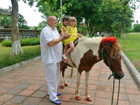  Franky và các con trong chuyến về thăm Việt Nam