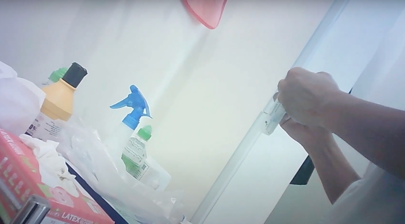 Hầu hết bệnh nhân nam vào đây đều được "bác sĩ" lấy dịch từ "cậu nhỏ" sau đó kết luận bị nhiễm trùng và hù doạ để phải điều trị với giá cao- ảnh P.V Hầu hết bệnh nhân nam vào đây đều được "bác sĩ" lấy dịch từ "cậu nhỏ" sau đó kết luận bị nhiễm trùng và hù doạ để phải điều trị với giá cao- ảnh P.V