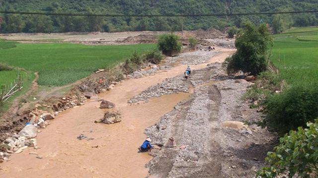 Bên dưới các con suối, những người mót quặng, mót vàng vẫn hỳ hục, cặm cụi moi móc, đào xới
