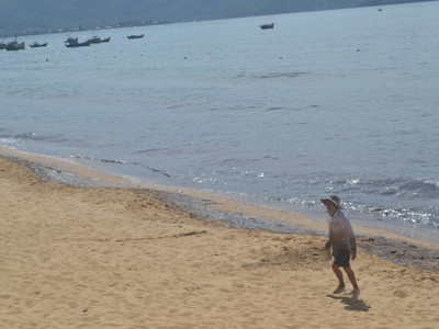  Ngư dân bỏ của chạy về khi toàn bộ lưới cụ bị dầu tấn công. ảnh Việt Hương