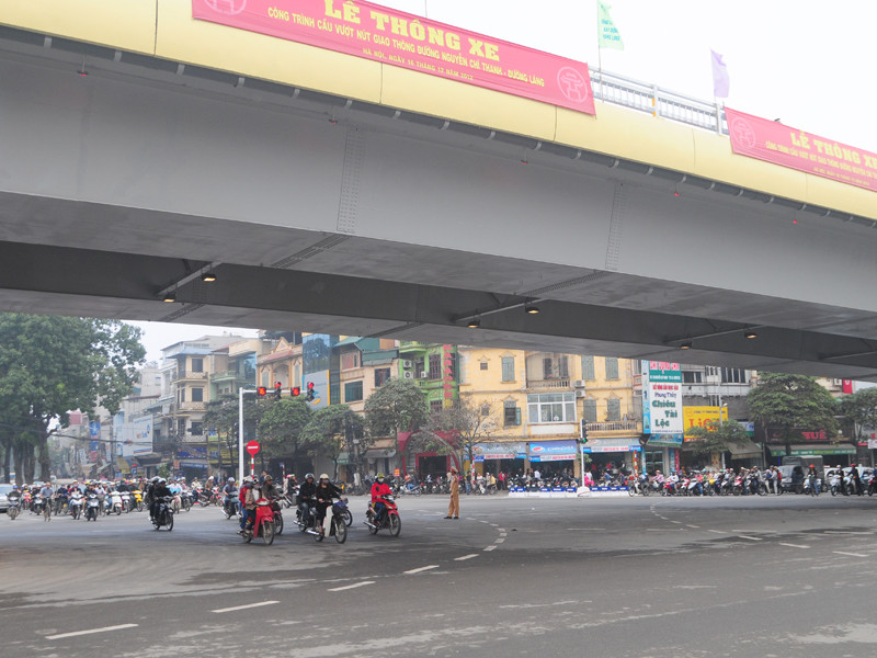 Như vật, trong năm nay 2012, Hà Nội đã đưa vào sử dụng bốn cây cầu vượt tại các điểm nóng về ùn tắc giao thông