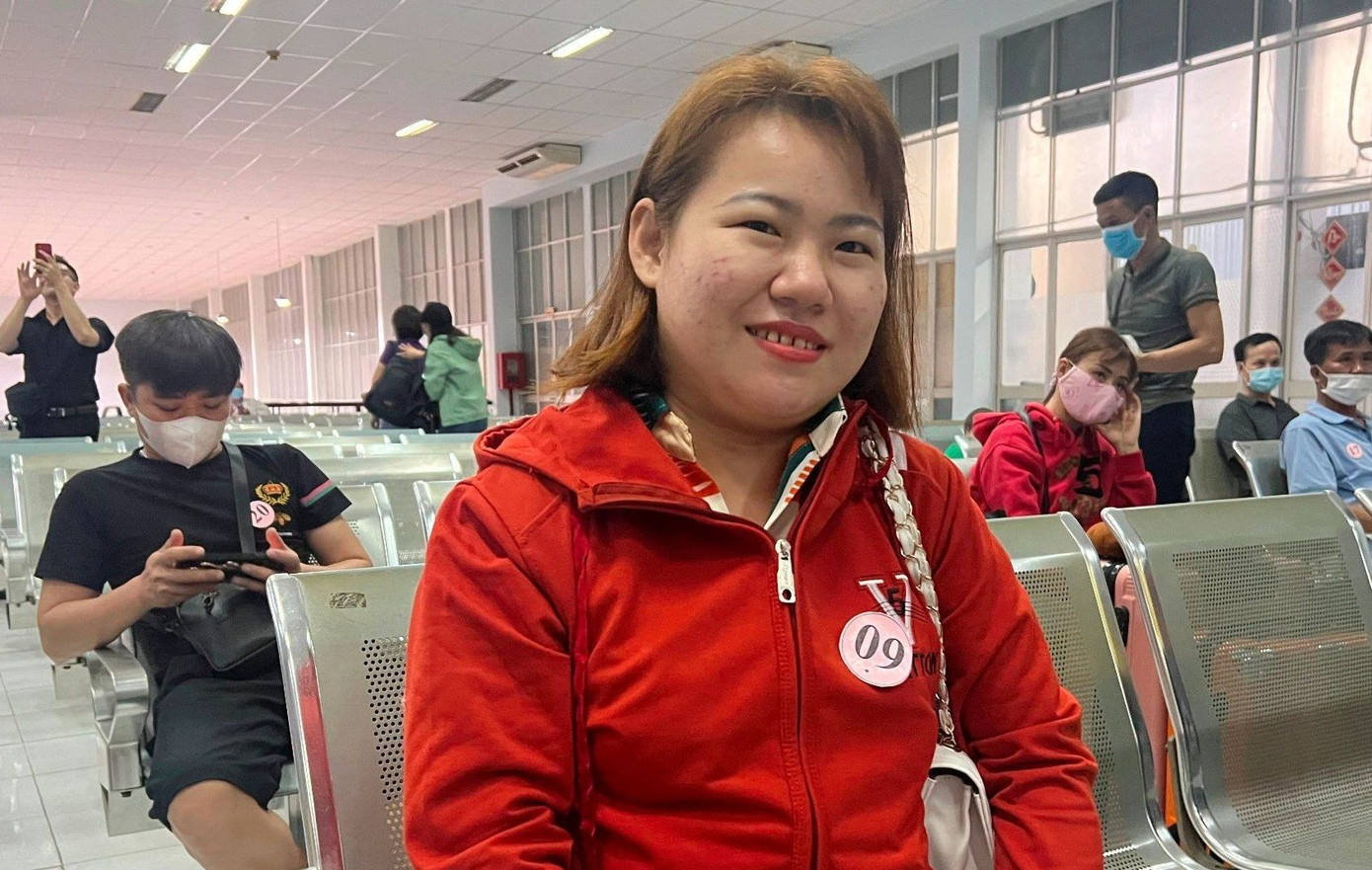 Chị Phan Thị Thương hạnh phúc khi được tặng vé tàu về quê.