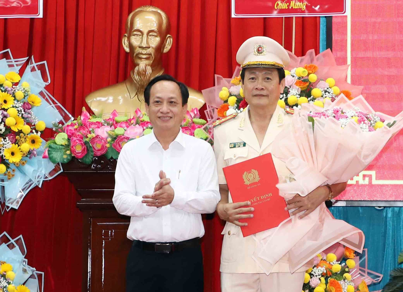 Ông Phạm Văn Thiều - Chủ tịch UBND tỉnh Bạc Liêu tặng hoa chúc mừng - Đại tá Hồ Việt Triều nhận nhiệm vụ mới.