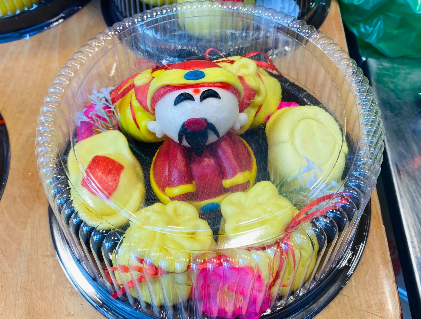 Thần tài là vị thần mang tài lộc cho gia đình, mỗi khi làm việc gì, gia chủ thường cầu khấn Thần tài. Cúng Thần tài rất phổ biến trong giới kinh doanh. Họ cúng Thần tài quanh năm. Tuy nhiên ngày mùng 10 Âm lịch hằng tháng được dân gian xem là ngày vía Thần tài. Thần tài là vị thần mang tài lộc cho gia đình, mỗi khi làm việc gì, gia chủ thường cầu khấn Thần tài. Cúng Thần tài rất phổ biến trong giới kinh doanh. Họ cúng Thần tài quanh năm. Tuy nhiên ngày mùng 10 Âm lịch hằng tháng được dân gian xem là ngày vía Thần tài.