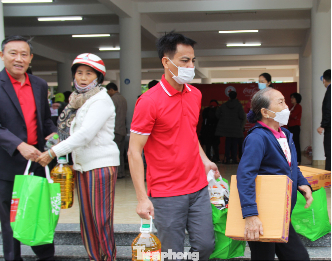 Trong dịp Tết Nguyên đán năm nay, bên cạnh chuỗi Siêu thị lưu động phối hợp với Quỹ Coca-Cola, Hội Chữ thập đỏ TP Đà Nẵng cũng chuẩn bị loạt hoạt động Tết Nhân ái để hỗ trợ cho người dân khó khăn trên địa bàn, dự kiến vận động 20 nghìn suất quà Tết với trị giá tối thiểu 10 tỷ đồng”, bà Hồng nói. Trong dịp Tết Nguyên đán năm nay, bên cạnh chuỗi Siêu thị lưu động phối hợp với Quỹ Coca-Cola, Hội Chữ thập đỏ TP Đà Nẵng cũng chuẩn bị loạt hoạt động Tết Nhân ái để hỗ trợ cho người dân khó khăn trên địa bàn, dự kiến vận động 20 nghìn suất quà Tết với trị giá tối thiểu 10 tỷ đồng”, bà Hồng nói.