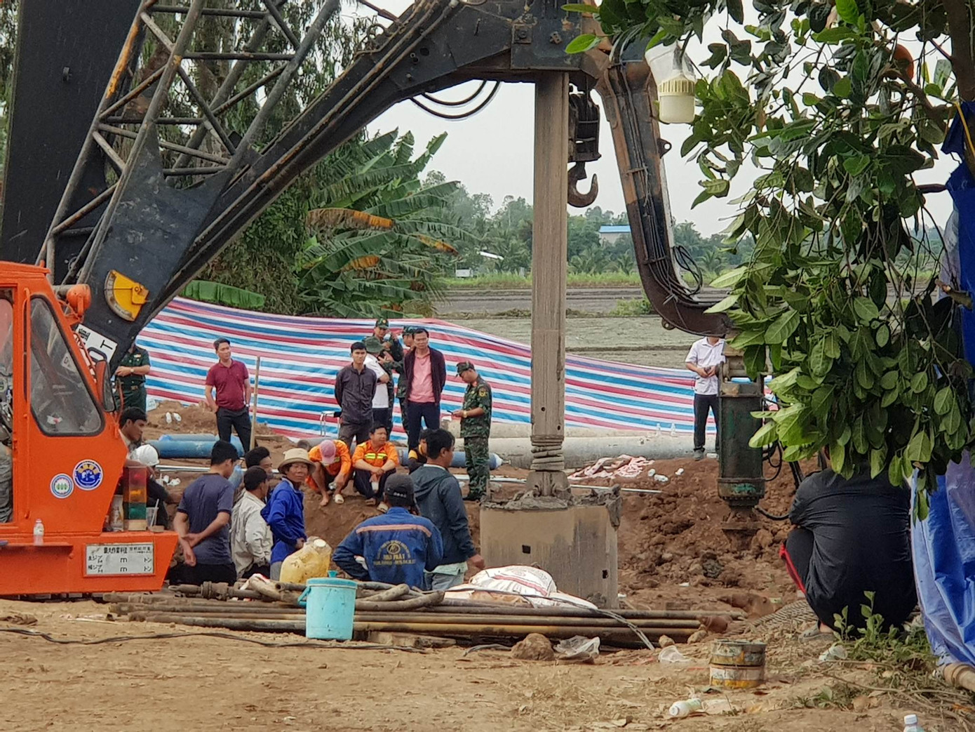 Các lực lượng túc trực, ứng phó tại hiện trường.