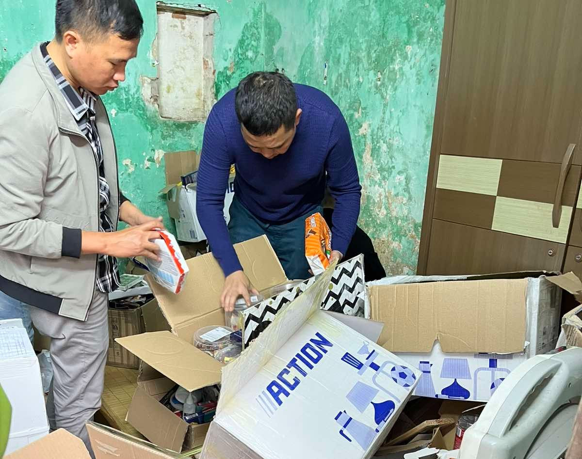 Ma túy được các đối tượng giấu trong kiện hàng đựng kẹo. Ma túy được các đối tượng giấu trong kiện hàng đựng kẹo.