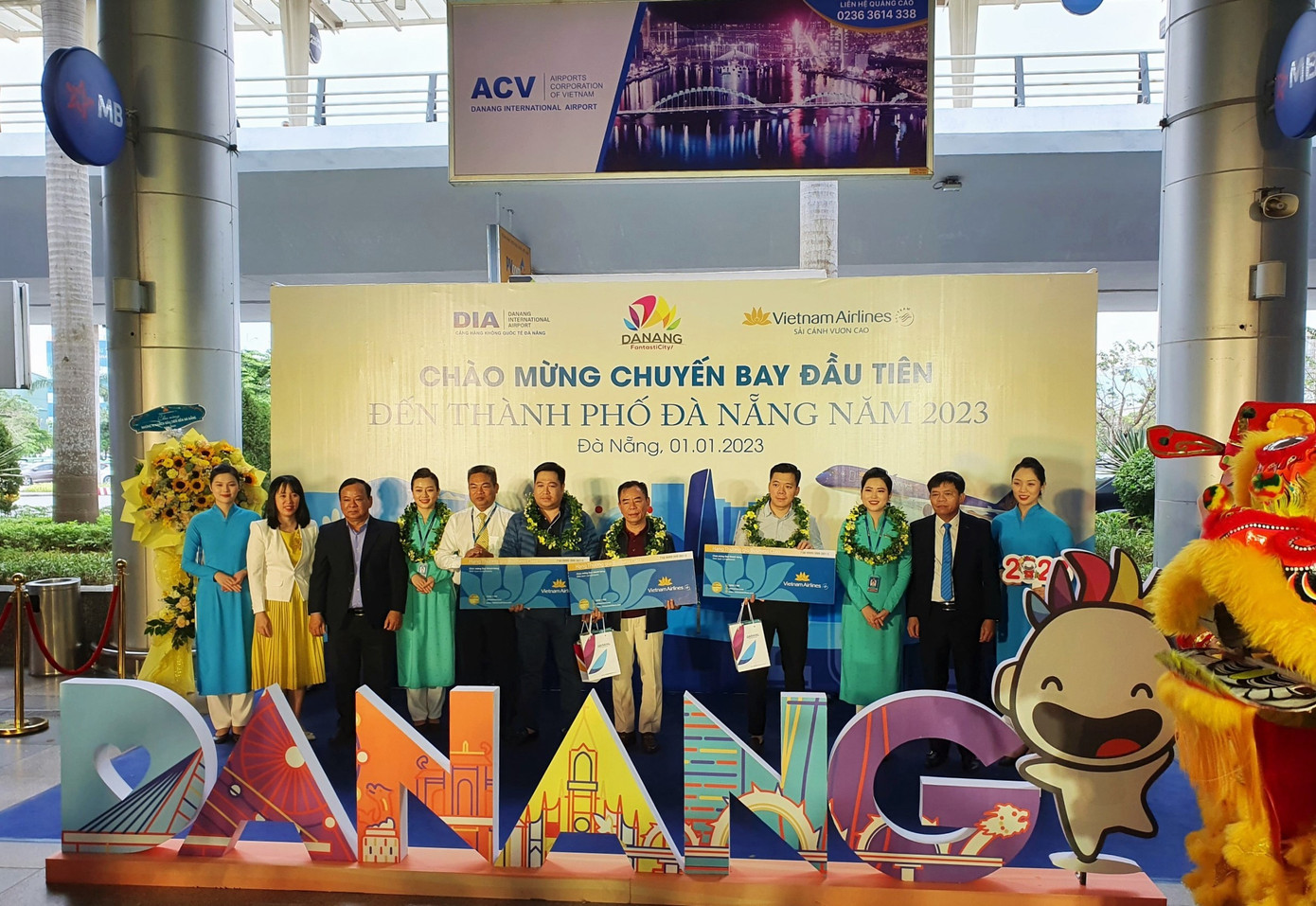 Hành khách trên chuyến bay đầu tiên tới Đà Nẵng trong năm mới. Hành khách trên chuyến bay đầu tiên tới Đà Nẵng trong năm mới.