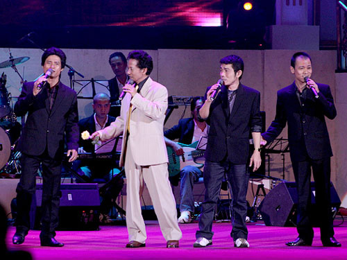 Ca sĩ Chế Linh (áo sáng màu) cùng 3 con trai trong đêm nhạc 21-10