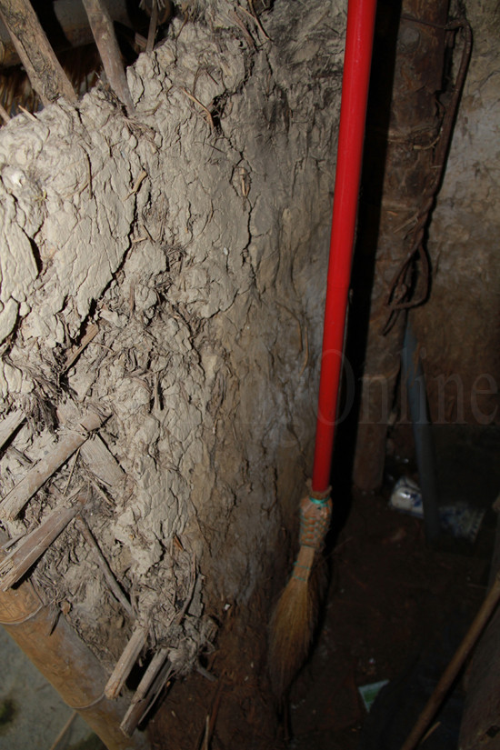 Vách đất nhà Đức. Ảnh: Trường Phong