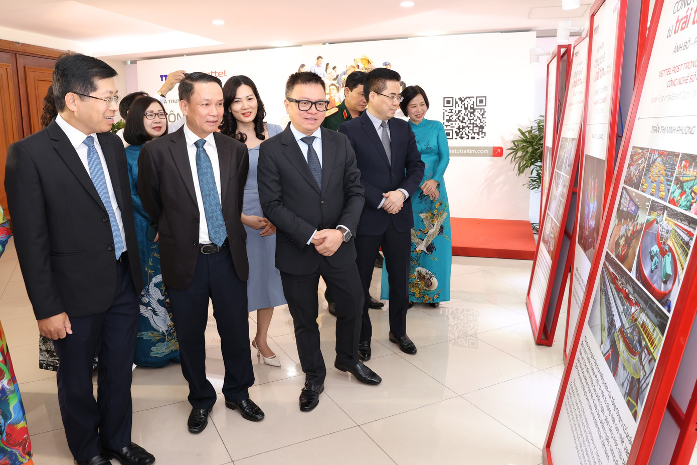 Chủ tịch Hội nhà báo Việt Nam, Tổng biên tập báo Nhân Dân Lê Quốc Minh, Tổng Giám đốc TTXVN Vũ Việt Trang, Thứ trưởng Bộ Khoa học và Công nghệ Nguyễn Hoàng Giang cùng các đại biểu tham quan gian trưng bày các tác phẩm xuất sắc tham dự giải. Ảnh: Trần Công Đạt