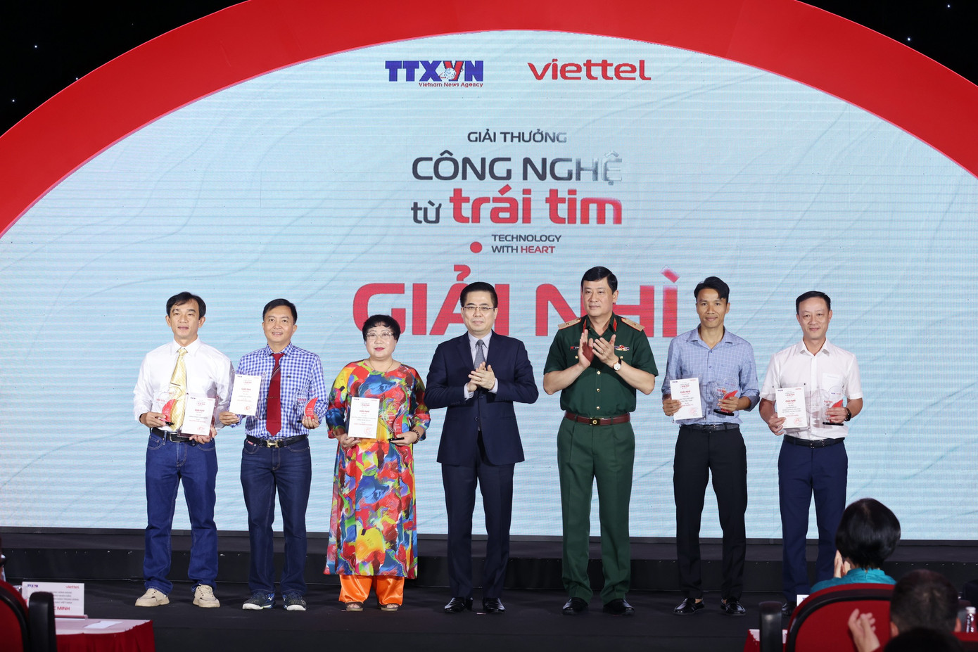 Ban tổ chức trao giải nhì cho các tác giả. Ảnh: Trần Công Đạt