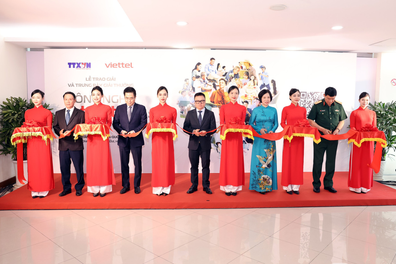 Chủ tịch Hội nhà báo Việt Nam, Tổng biên tập báo Nhân Dân Lê Quốc Minh, Tổng Giám đốc TTXVN Vũ Việt Trang, Thứ trưởng Bộ Khoa học và Công nghệ Nguyễn Hoàng Giang cùng các đại biểu cắt băng khai mạc trưng bày tác phẩm. Ảnh: Trần Công Đạt