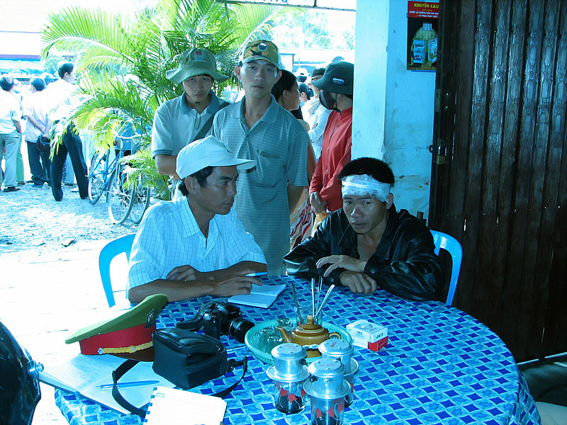 Phụ xe 75H8283 Lý Văn Hoa Thiên Thân. Ông Phạm Ngọc Lý tại khoa cấp cứu, bệnh viện Khánh Hoà. Phụ xe 75H8283 Lý Văn Hoa Thiên Thân. Ông Phạm Ngọc Lý tại khoa cấp cứu, bệnh viện Khánh Hoà.