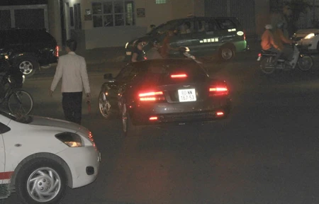 Chiếc xe chở siêu mẫu lao vun vút trên đường phố