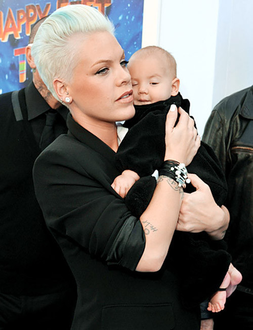 Jessica Alba đẹp rạng ngời bên con Bé Harlow Madden, con gái đầu lòng của cặp ‘sao’ Joe Madden – Nicole richie. Cô bé càng lớn càng đáng yêu và xinh đẹp và ‘style’ chẳng khác gì mẹ. Bức ảnh trên được ghi lại khi hai mẹ con dạo bước ở Beverly Hills. Berry và con gái đang chơi đùa ở một bãi biển tại California Bà Becks bên công chúa nhỏ của mình Pink và con gái. Cậu nhóc Mason của ngôi sao truyền hình thực tế Kourtney Kardashian luôn ăn mặc thời trang và sành điệu. Vào ngày sinh nhật 2 tuổi, hai mẹ con tổ chức tiệc ngộ nghĩnh theo phong cách cao bồi. Skyler là con trai đầu lòng của Rachel Zoe Con gái cả Leni, 8 tuổi, thừa hưởng nhiều nét đẹp của siêu mẫu Heidi Klum. Cô bé giống như bản sao nhỏ bé của mẹ. Con gái của nữ diễn viên Gwyneth Paltrow thừa hưởng vẻ đẹp mơ màng của mẹ. Cô bé rất giống ngôi sao "Shakespeare đang yêu" thời trẻ. Suri xinh xắn của nhà Katie và Tom