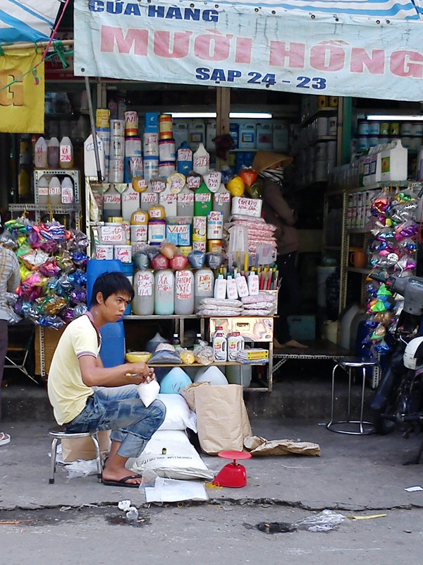 Chất tẩy hóa học bán tại chợ ở TPHCM. Ảnh: L.N