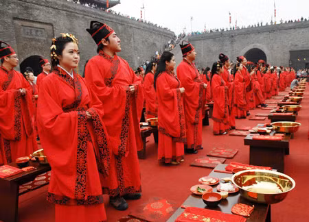 Và mọi nghi thức kiểu cổ xưa nhằm giáo dục giới trẻ về phong tục tập quá