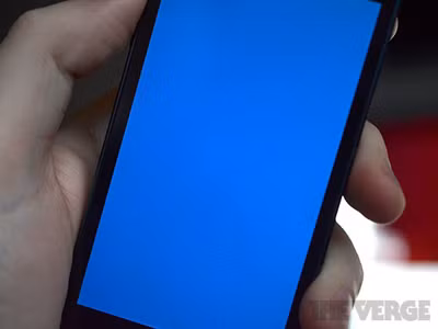 Lỗi màn hình xanh thường thấy trên máy tính nay đã xuất hiện trên iPhone 5S Bài viết: http://news.zing.vn/iPhone-5S-dinh-loi-man-hinh-xanh-chet-choc-post359631.html#home_featured.tinnong Nguồn Zing News 
