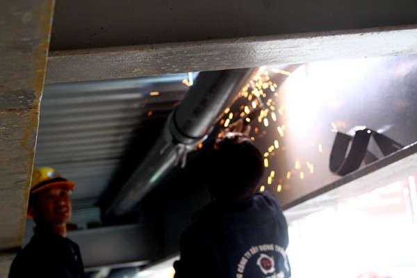 Gầm cầu vẫn nhộn nhịp không khí lao động