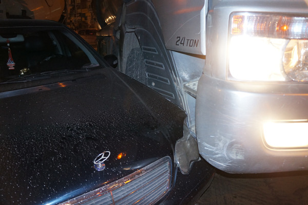 Chiếc Mecedes bị móp đầu