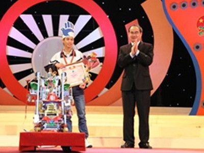 Ảnh: Chinhphu.vn. Phó Thủ tướng Nguyễn Thiện Nhân trao giải đặc biệt cho đề tài “Robot đa năng phục vụ nông nghiệp” cho em Nguyễn Văn Hòa. (Ảnh: Chinhphu.vn)