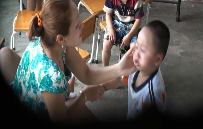 Cô giáo này sẵn sàng tát đôm đốp vào mặt trẻ con. Cô giáo này sẵn sàng tát đôm đốp vào mặt trẻ con