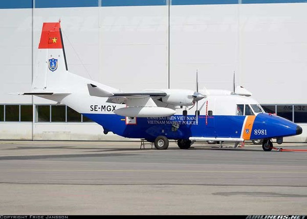 C-212-400 được trang bị cho cảnh sát biển Việt Nam phục vụ nhiệm vụ tuần thám biển, quan sát phát hiện mục tiêu, nhận dạng tàu thuyền hoạt động trên biển, phát hiện sự cố tràn dầu, tìm kiếm cứu nạn