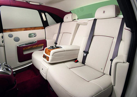 Dưới nắp ca-pô vẫn là động cơ tuabin kép 6.6L V12 công suất 563 mã lực. Xe tăng tốc từ 0-100 km/h chỉ mất 4.7 giây và tốc độ tối đa 249 km/h