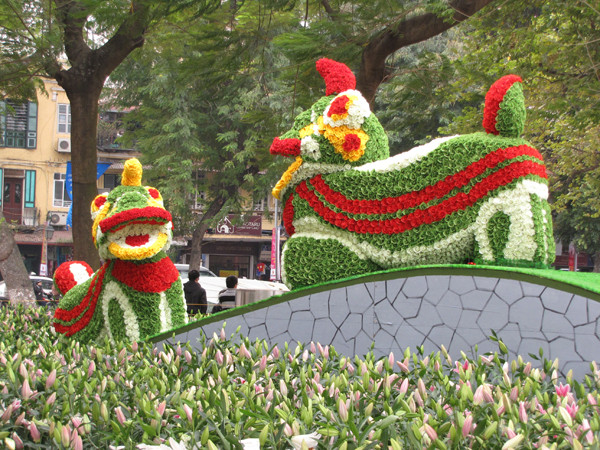 Tác phẩm hoa “ Song lân mở hội”. 