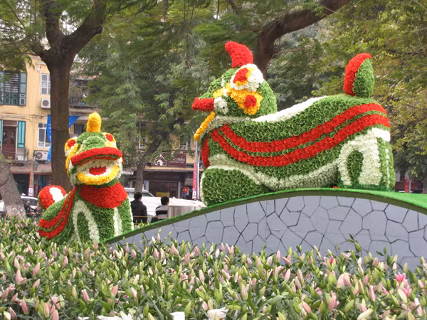 Tác phẩm hoa “ Song lân mở hội”. 