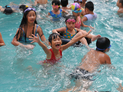 Chỉ một bộ phận trẻ thành phố được cha mẹ cho vui hè thế này (ảnh chụp tại bể bơi Thanh Xuân, Hà Nội). Ảnh: hồng vĩnh. Chỉ một bộ phận trẻ thành phố được cha mẹ cho vui hè thế này (ảnh chụp tại bể bơi Thanh Xuân, Hà Nội). Ảnh: hồng vĩnh