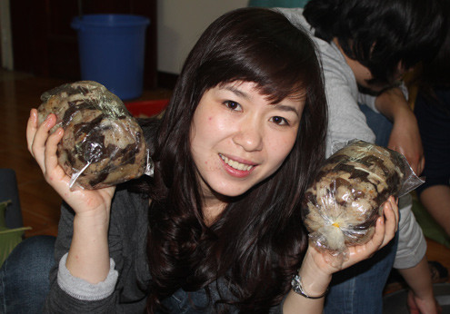 Đến gần 1h sáng, toàn bộ số giò đã được gói xong