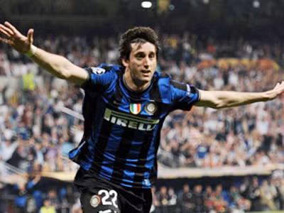 Diego Milito lập cú đúp, giúp Inter thống trị bóng đá châu Âu. Ảnh: BBC