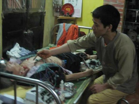 Chàng trai Võ Đức Tuấn (bìa phải) từng là bệnh nhân, được võ sư Nguyễn Khắc Chương nhận làm học trò, hiện làm việc tại Y võ Thiên Phúc. Ảnh: H.N.N