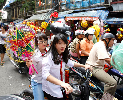 Nhiều em học sinh không thích chơi đồ Trung Quốc mà mua đèn ông sao 5 cánh. Nhiều em học sinh không thích chơi đồ Trung Quốc mà mua đèn ông sao 5 cánh