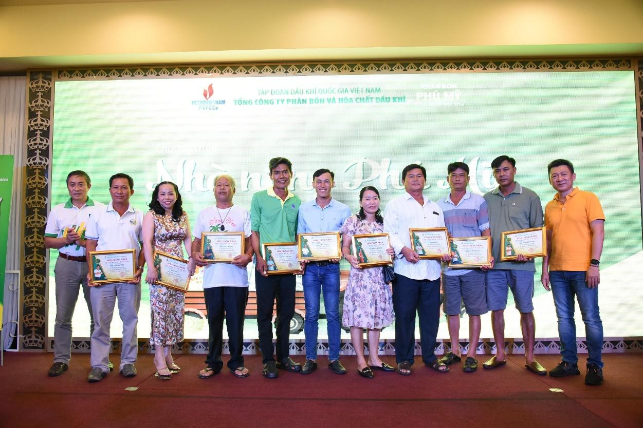 PVFCCo trao giấy chứng nhận Nhà nông Phú Mỹ